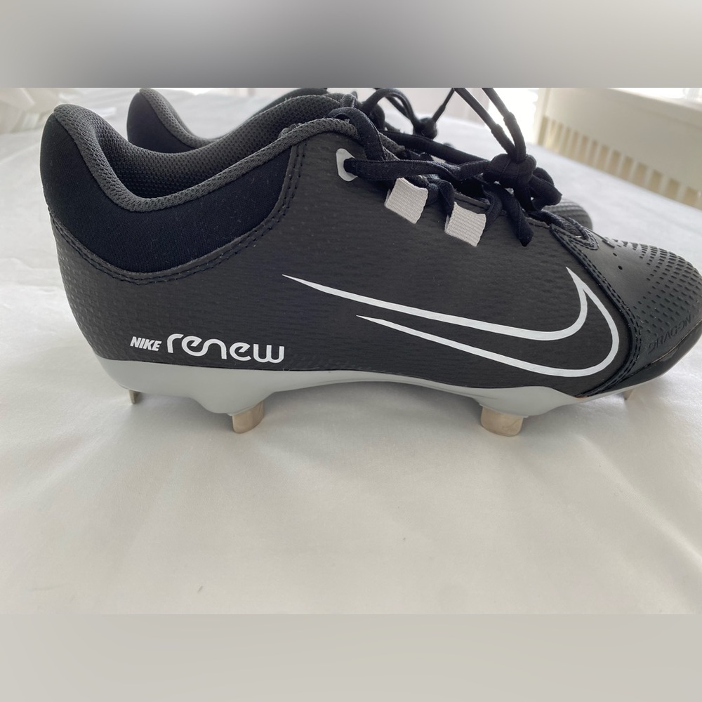 Nike Softball Cleats -New -Size 7.5